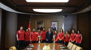 Bakan Bak: Tüm imkanlarımızla sporcularımızın yanındayız