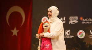 Kepez Kitap Fuarı’nda kukla Aykız ve yazar Karakayalı’dan masal etkinliği