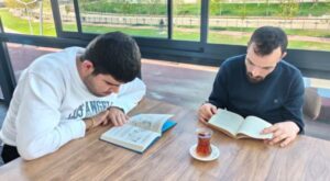 Batman’da özel gereksinimli bireyler kitap ve kahve etkinliğinde buluştu