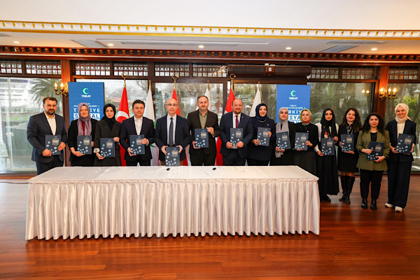 Sosyal medya hem bağımlılık oluşturuyor hem diğer bağımlılıklara zemin hazırlıyor