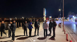 İnciraltı sahilinde seyyar satıcı denetimi gerçekleştirildi