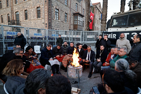 İzmir’de Meslek Fabrikası önünde nöbet sürüyor İzmir’de Meslek Fabrikası önünde nöbet sürüyor