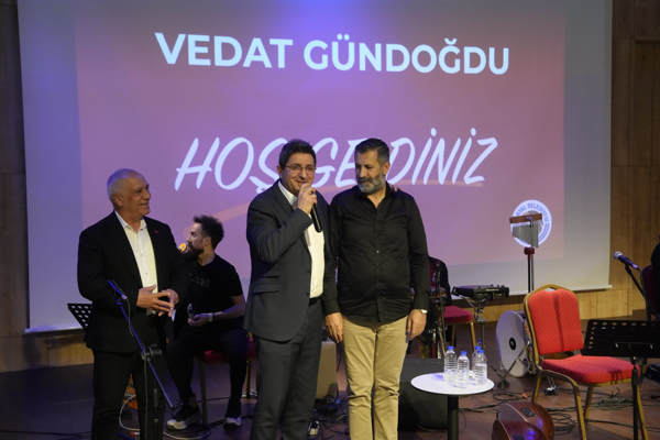 Vedat Gündoğdu, Kartal’da sahne aldı Vedat Gündoğdu, Kartal’da sahne aldı