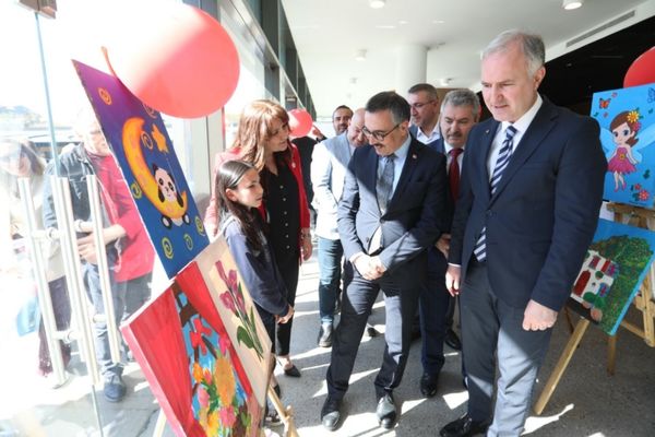 İnegöl’de 23 Nisan özel resim sergisi açıldı