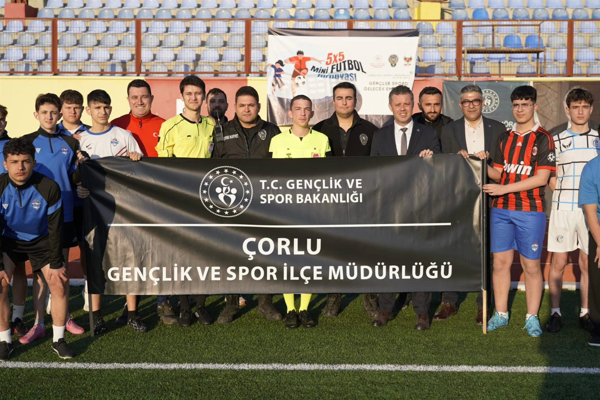 Sarıkurt, “Sokaklar Bizim 5×5 Futbol Turnuvası”nı ziyaret etti