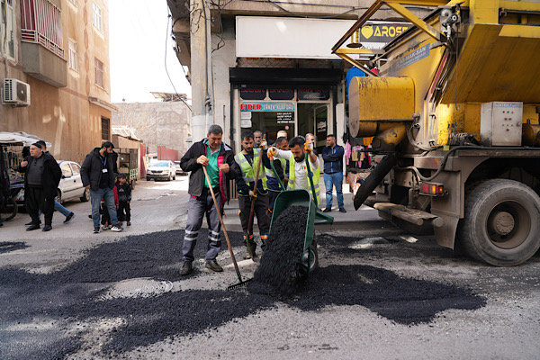 Diyarbakır’da yol bakım ve onarım çalışmaları sürüyor Diyarbakır’da yol bakım ve onarım çalışmaları sürüyor
