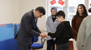 Kahveci, 2 Nisan Dünya Otizm Farkındalık Günü kapsamında öğrencilerle bir araya geldi