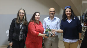 İzmit Belediyesi Bisiklet Eğitmeni Bozdemir’e 50. yıl plaketi