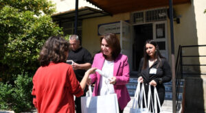 Konyaaltı Belediyesi ihtiyaç sahibi öğrencilere kıyafet desteği sağladı