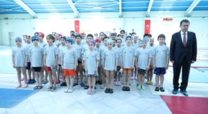 Osmangazi’de 23 Nisan’a özel yüzme şenliği düzenlendi