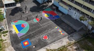 Konak’ta okul bahçeleri “Renkli Yol” uygulamasıyla yenilendi