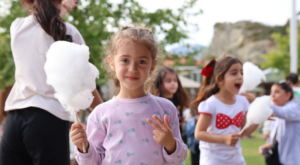 Marmaris’te 23 Nisan etkinlikleri kapsamında uçurtma şenliği düzenlendi