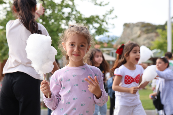 Marmaris’te 23 Nisan etkinlikleri kapsamında uçurtma şenliği düzenlendi