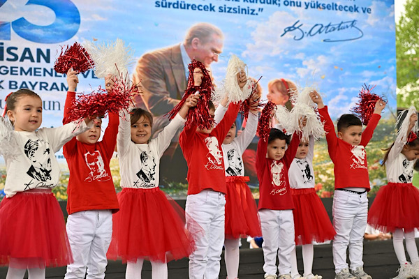 Manisa’da 23 Nisan Ulusal Egemenlik ve Çocuk Bayramı etkinliklerle kutlandı