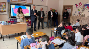 Başer, ilkokul öğrencilerinin Hayat Bilgisi dersine konuk oldu