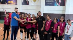 Bayındır Ortaokulu yıldız kızlarda il şampiyonu oldu