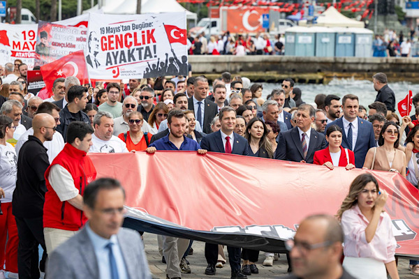 İzmir’de 19 Mayıs dolayısıyla tören ve yürüyüş gerçekleştirildi İzmir’de 19 Mayıs dolayısıyla tören ve yürüyüş gerçekleştirildi