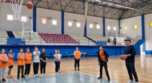 Başkan Kotan, Konyaaltı’nda çocuklarla pota altında buluştu
