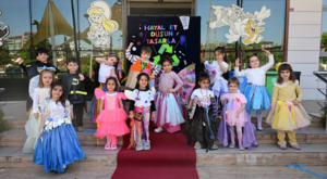 Manisa’da çocuklardan geri dönüşüm defilesi