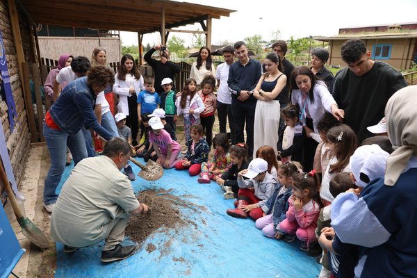 Diyarbakır’da öğrenciler kerpiç atölyesinde uygulamalı eğitim aldı Diyarbakır’da öğrenciler kerpiç atölyesinde uygulamalı eğitim aldı