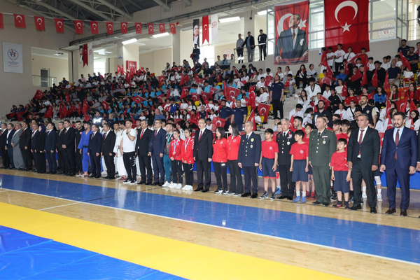 Siirt’te 19 Mayıs Atatürk’ü Anma, Gençlik ve Spor Bayramı kutlandı Siirt’te 19 Mayıs Atatürk’ü Anma, Gençlik ve Spor Bayramı kutlandı