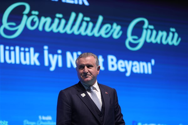 Bakan Bak’tan Anadolu Efes’e tebrik mesajı