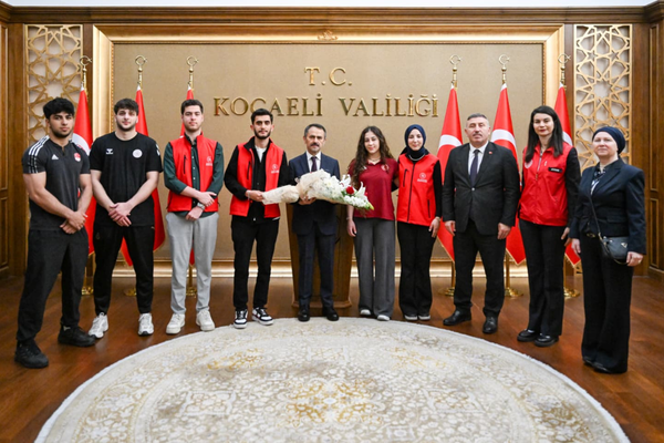 Gençlerden Vali İlhami Aktaş’a 19 Mayıs ziyareti Gençlerden Vali İlhami Aktaş’a 19 Mayıs ziyareti