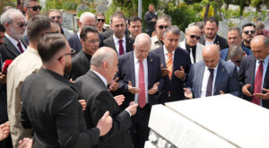 Zafer Partisi Genel Başkanı Özdağ, Ozan Arif’in kabrini ziyaret etti