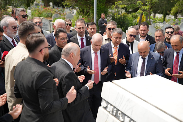 Zafer Partisi Genel Başkanı Özdağ, Ozan Arif’in kabrini ziyaret etti Zafer Partisi Genel Başkanı Özdağ, Ozan Arif’in kabrini ziyaret etti