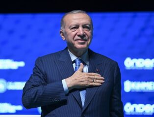 Erdoğan: Genç kardeşlerim, istiklalinizi elde etmeden istikbale yürüyemezsiniz Erdoğan: Genç kardeşlerim, istiklalinizi elde etmeden istikbale yürüyemezsiniz