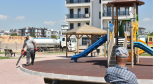 Kepez Belediyesi’nden park ve oyun alanlarında temizlik çalışması
