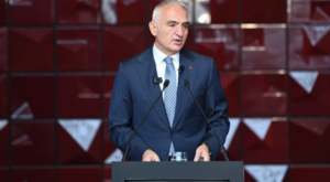 Bakan Ersoy, genç sanatçıları bakanlıkta ağırladı