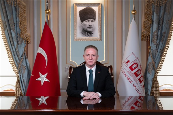 İstanbul Valisi Gül, gençlerle “Geçmişin Kokusu” filmini izledi