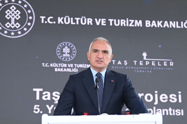 Bakan Ersoy, eski TBMM Başkanı Kahraman’ı ziyaret etti Bakan Ersoy, eski TBMM Başkanı Kahraman’ı ziyaret etti