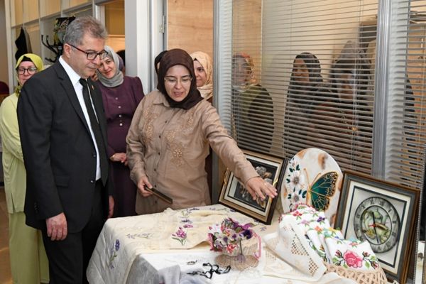OSMEK kursiyerlerinin el emeği ürünleri sergilendi OSMEK kursiyerlerinin el emeği ürünleri sergilendi