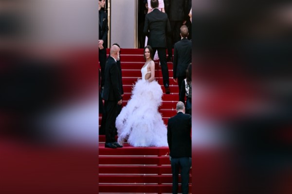 Dünya sahnesine Trendyolmilla imzasıyla çıktı, Demet Özdemir Cannes kırmızı halısında Dünya sahnesine Trendyolmilla imzasıyla çıktı, Demet Özdemir Cannes kırmızı halısında