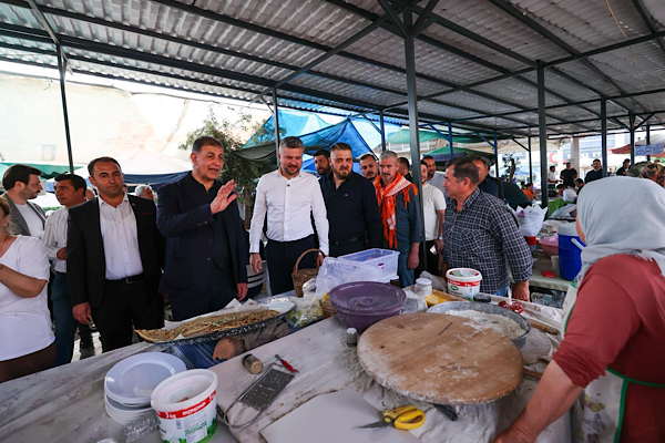 Tugay, Belenbaşı Mahallesi’nde vatandaşlarla buluştu Tugay, Belenbaşı Mahallesi’nde vatandaşlarla buluştu