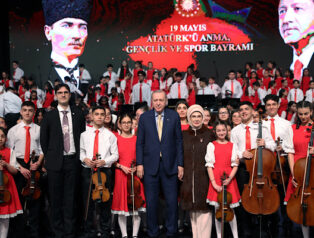 Erdoğan, Cumhurbaşkanlığı Çocuk Orkestrası ve Korosu Konseri’ne katıldı Erdoğan, Cumhurbaşkanlığı Çocuk Orkestrası ve Korosu Konseri’ne katıldı