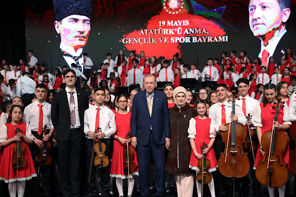 Erdoğan, Cumhurbaşkanlığı Çocuk Orkestrası ve Korosu Konseri’ne katıldı Erdoğan, Cumhurbaşkanlığı Çocuk Orkestrası ve Korosu Konseri’ne katıldı