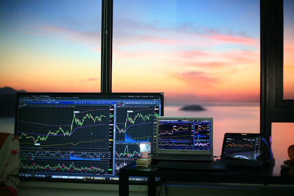 Ons altın 4.650 seviyesi üzerinde tutunma çabasında, USD/JPY paritesinde baskı sürüyor