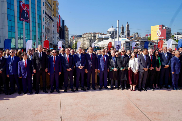 İBB Başkanvekili Aslan, Taksim Cumhuriyet Anıtı’na çelenk bıraktı İBB Başkanvekili Aslan, Taksim Cumhuriyet Anıtı’na çelenk bıraktı